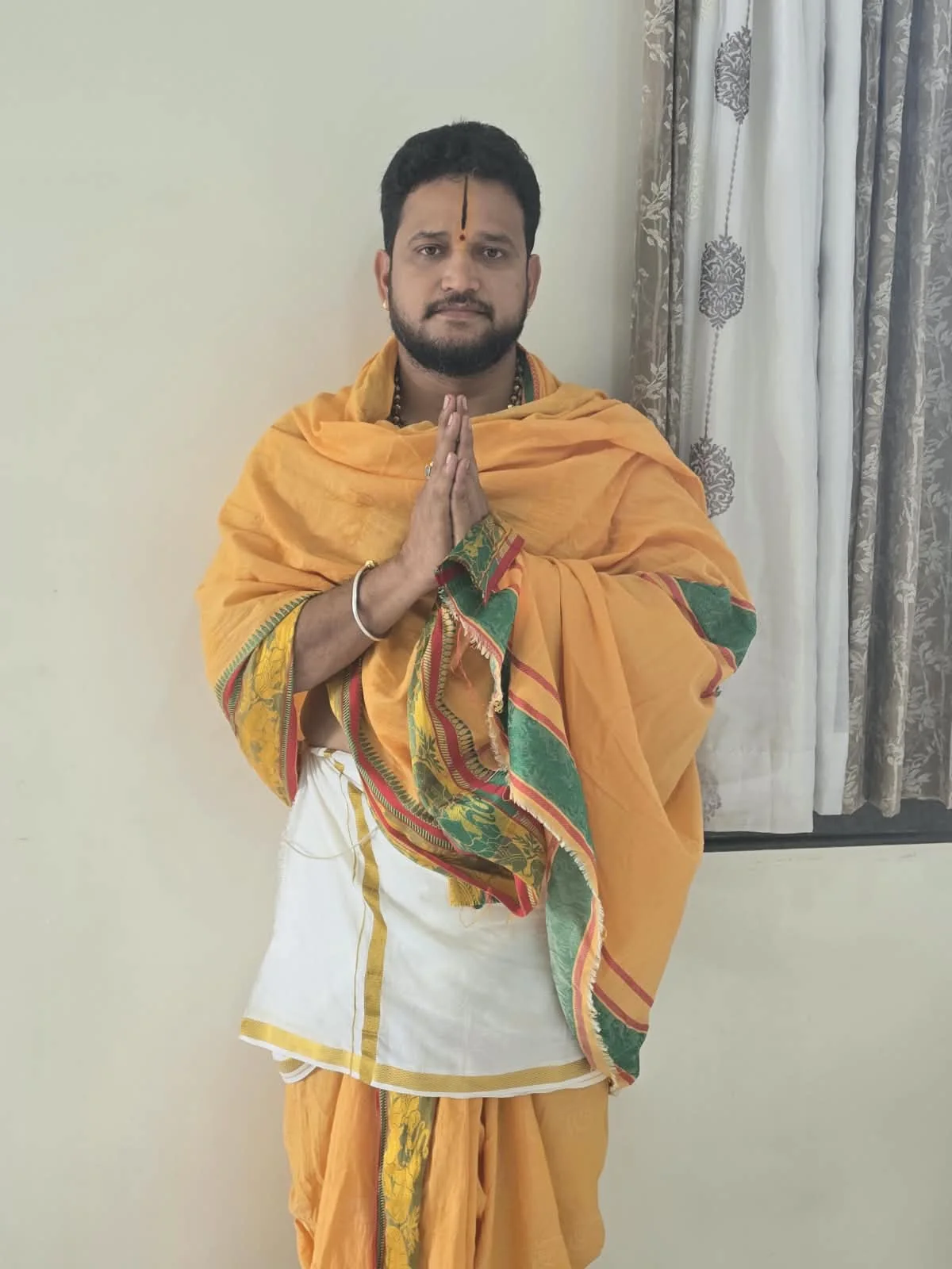 Pandit Hampi Ravishankar Shastri greeting with folded hands